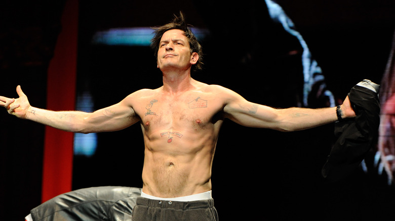 Charlie Sheen torse nu en 2011