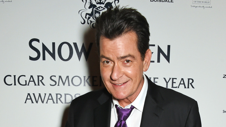 Charlie Sheen avec une cravate violette