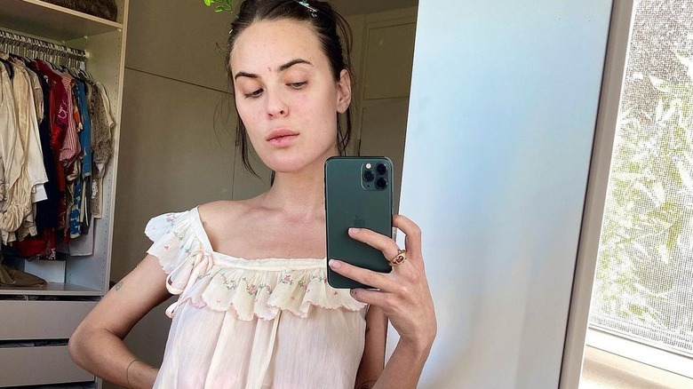 Tallulah Willis prend un selfie devant un miroir