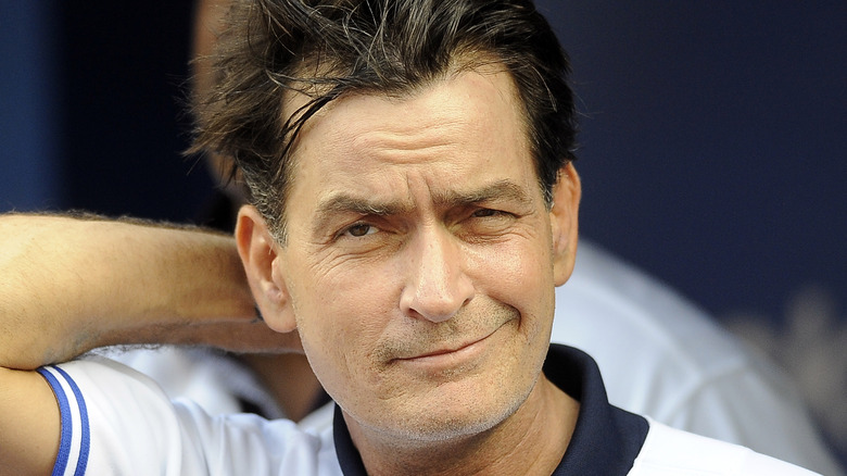 Charlie Sheen sourit