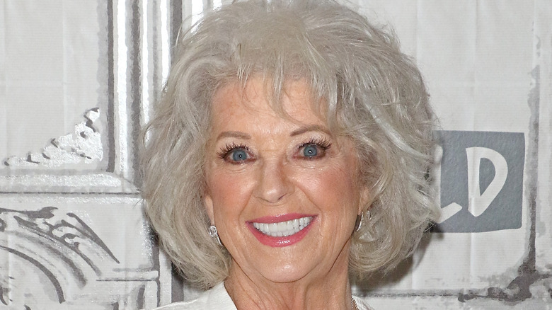 Paula Deen sourit en blanc