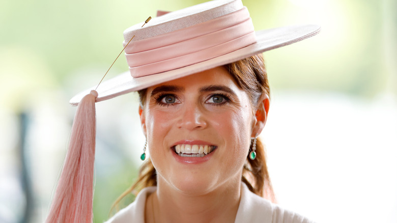 La princesse Eugénie portant un chapeau rose