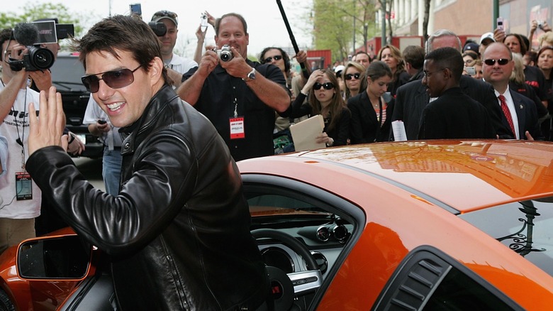 Tom Cruise sort d'une Saleen Mustang