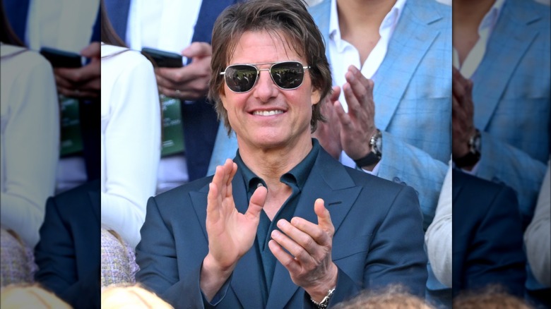 Tom Cruise applaudit aux championnats de Wimbledon 2024