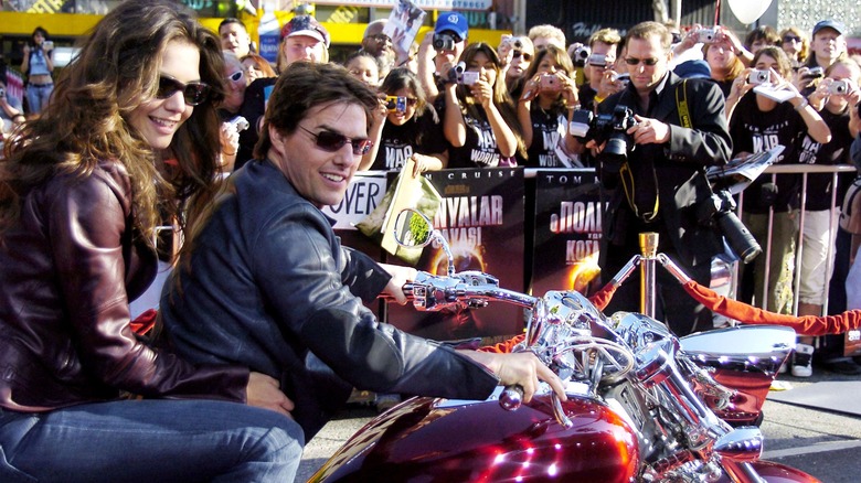 Tom Cruise et Katie Holmes arrivent sur une moto Honda Rune