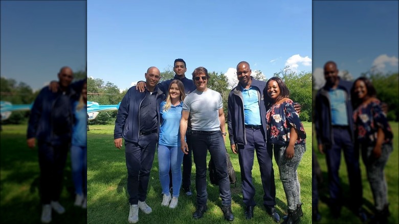 Tom Cruise pose avec l'équipe du Killarney Country Club