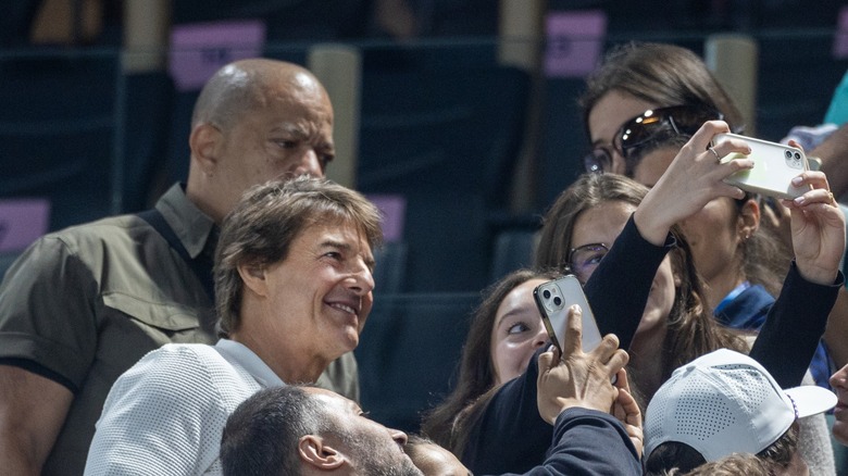 Tom Cruise prend un selfie avec ses fans