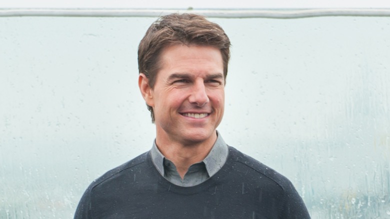 Tom Cruise tout sourire sous la pluie à Moscou