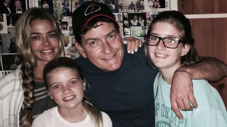 Denise Richards et Charlie Sheen posent avec leurs filles