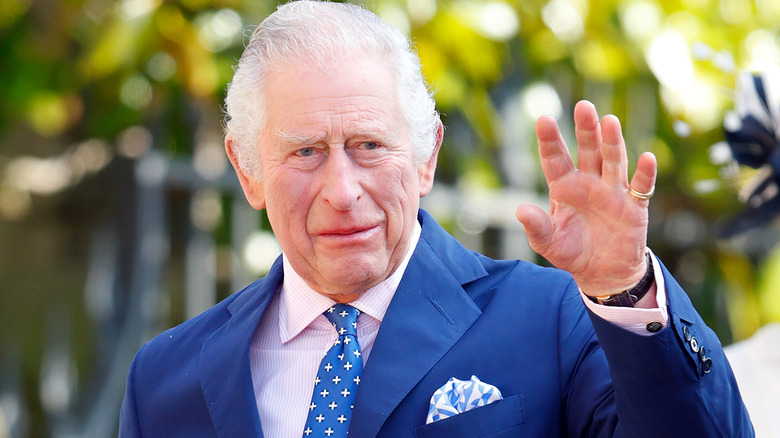 Le roi Charles, saluant en costume bleu