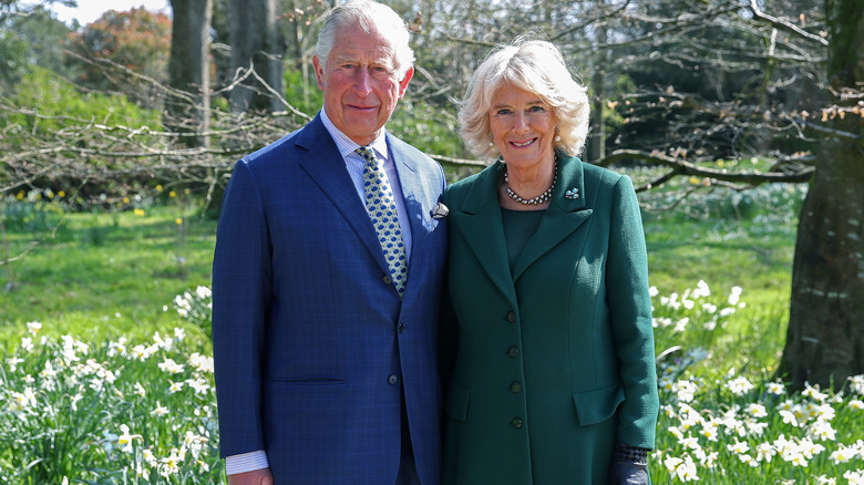 Le roi Charles et la reine Camilla en extérieur