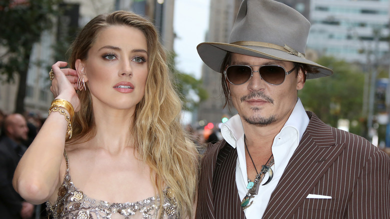 Johnny Depp et Amber Heard posant en extérieur