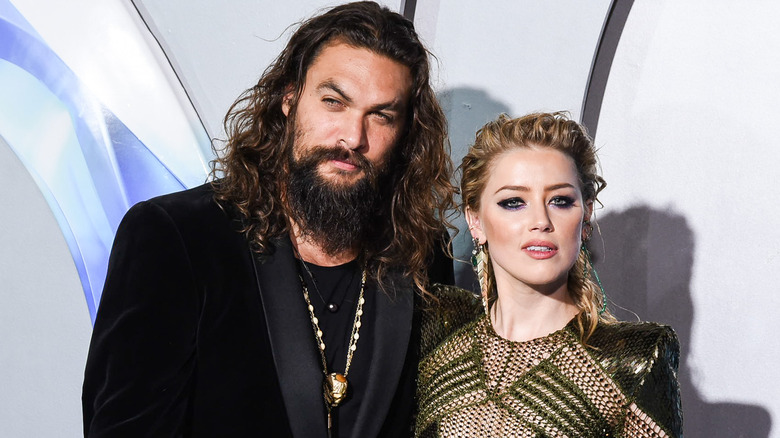 Amber Heard et Jason Momoa posent sur le tapis rouge