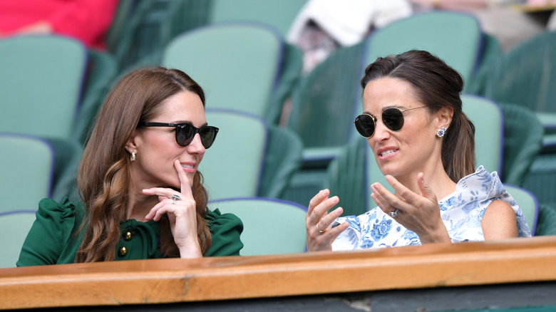 Kate et Pippa Middleton discutent