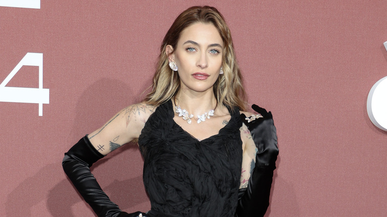 Paris Jackson porte une robe noire sans manches avec des gants noirs jusqu'aux bras