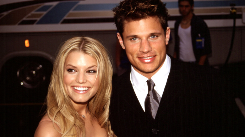 Jessica Simpson et Nick Lachey posant devant les caméras