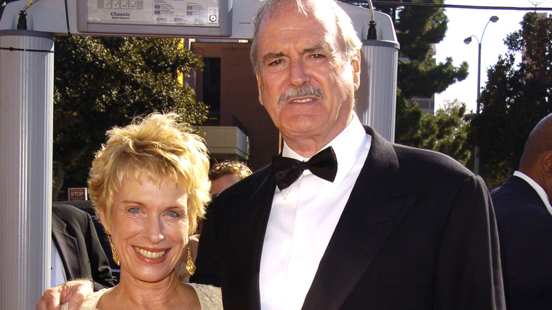 John Cleese et Alyce Cleese posant en extérieur