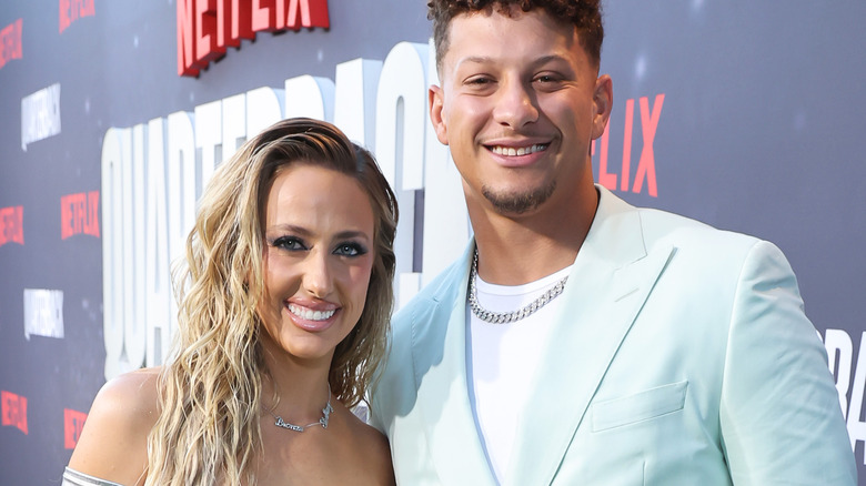 Brittany Mahomes et Patrick Mahomes posant