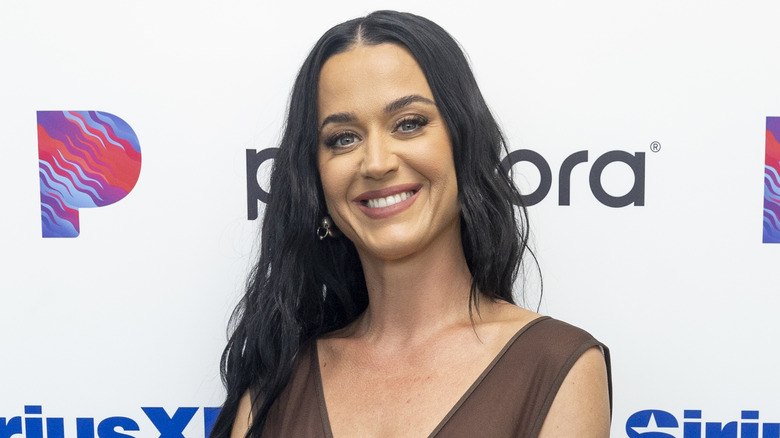 Katy Perry souriante et posant