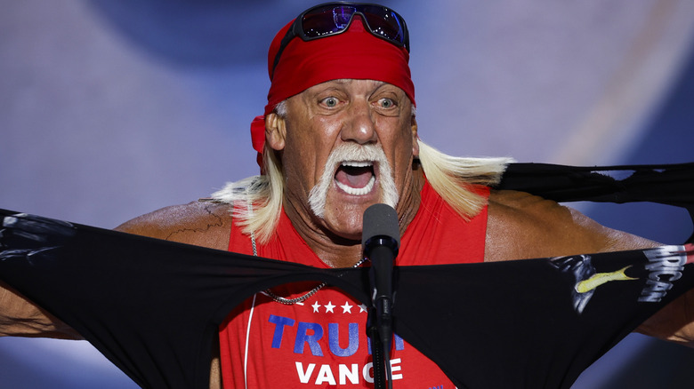 Hulk Hogan déchire son maillot lors de la RNC