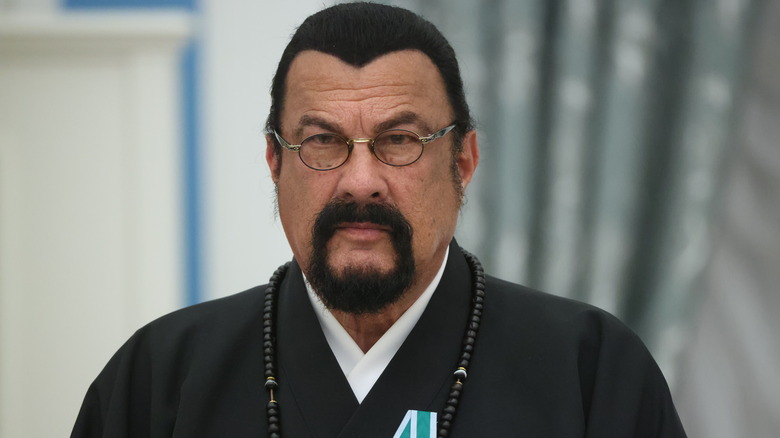 Steven Seagal grimaçant avec des lunettes