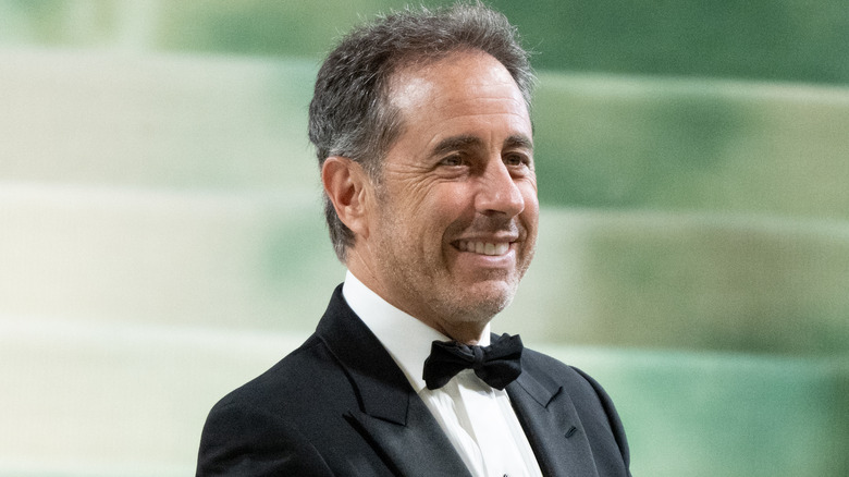 Jerry Seinfeld souriant en smoking