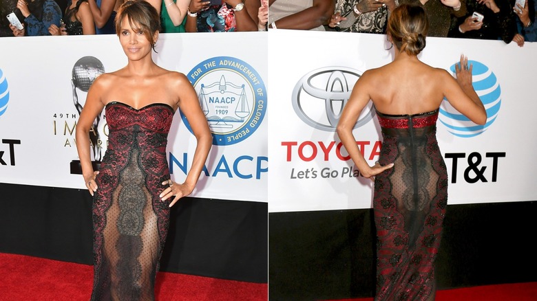 Halle Berry pose en robe en dentelle de face et de dos