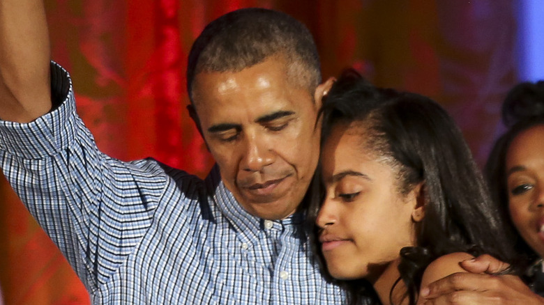 Barack Obama embrasse Malia Obama