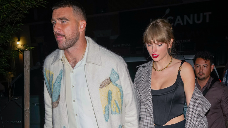 Travis Kelce et Taylor Swift marchent