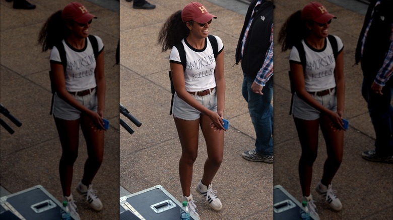 Malia Obama porte une casquette de baseball