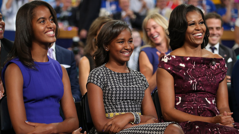 Malia, Sasha et Michelle Obama souriantes