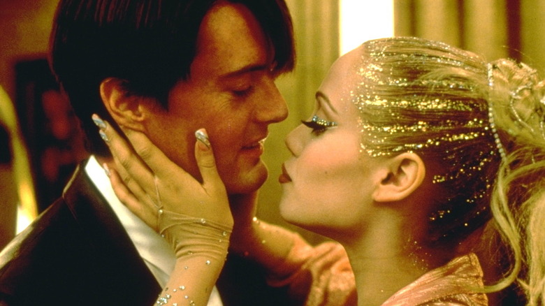 Kyle MacLachlan et Elizabeth Berkley s'embrassant dans Showgirls