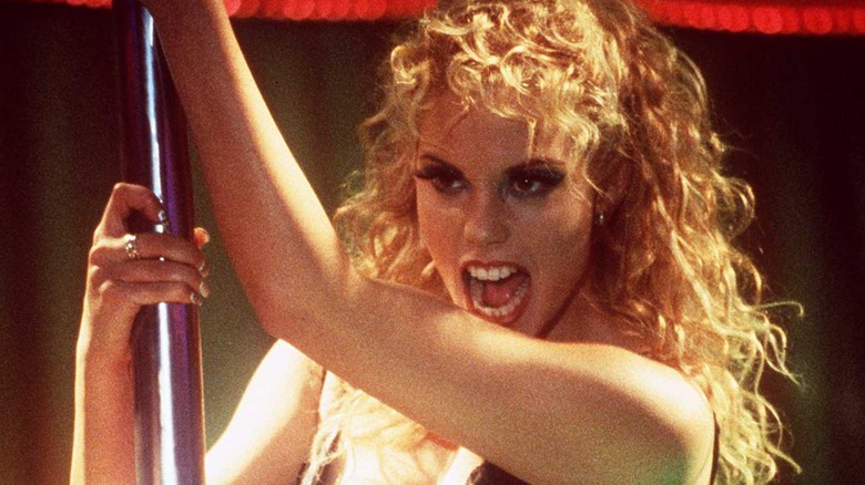 Elizabeth Berkley danse dans Showgirls