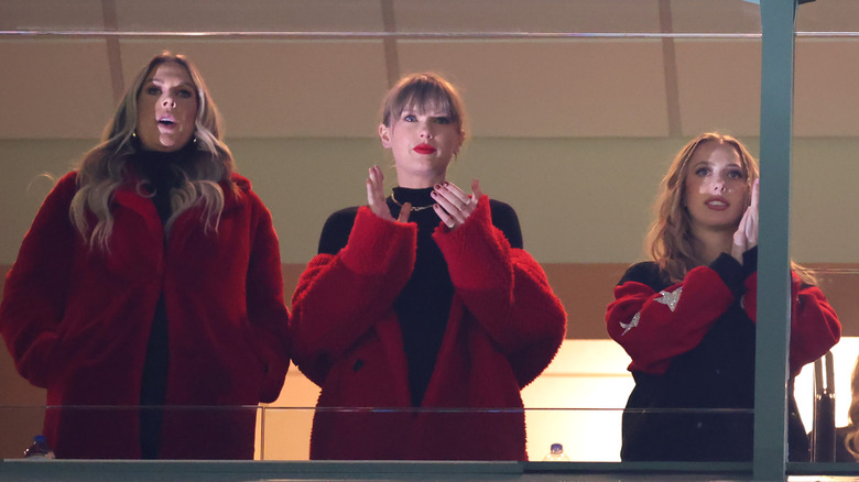 Taylor Swift applaudit entre Lyndsay Bell et Brittany Mahomes