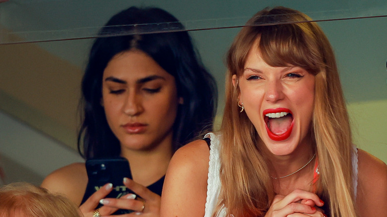 Pia Malihi regarde son téléphone, Taylor Swift applaudit