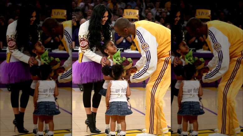 Vanessa et Kobe sur le terrain lorsqu'il a reçu son prix de MVP