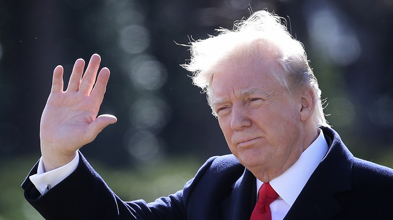 Donald Trump avec les cheveux au vent un jour de grand vent