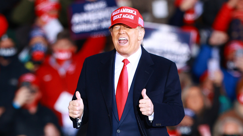 Donald Trump porte une casquette MAGA lors d'un rassemblement