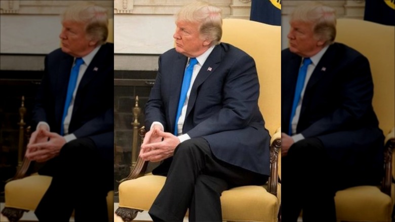 Donald Trump assis avec les jambes croisées