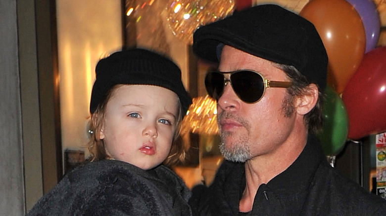 Brad Pitt tient la jeune Vivienne dans ses bras