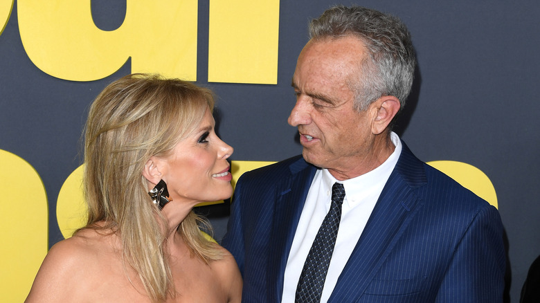 Robert F. Kennedy Jr. et Cheryl Hines se regardant