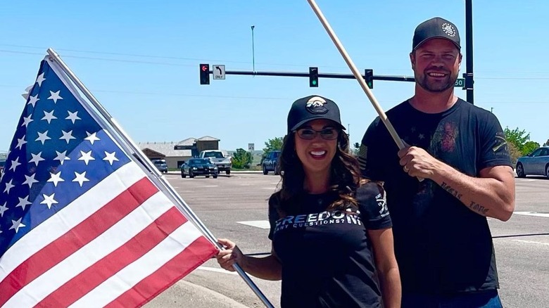 Lauren et Jayson Boebert posent avec des drapeaux