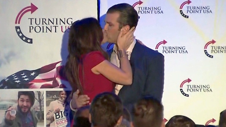 Kimberly Guilfoyle embrasse Donald Trump Jr