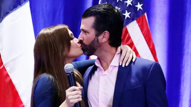 Kimberly Guilfoyle et Donald Trump Jr s'embrassent