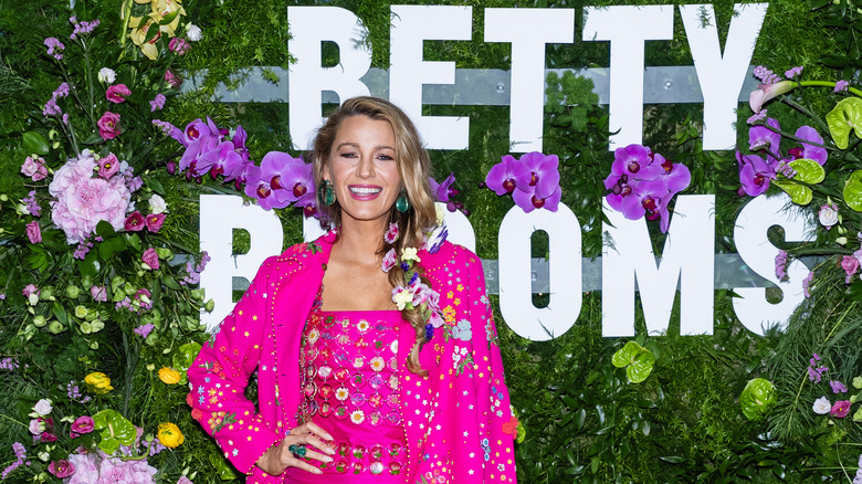 Tenue rose de Blake Lively avec mur fleuri