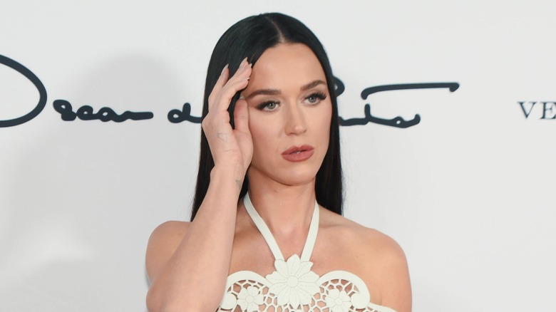 Katy Perry porte une robe licou en dentelle blanche