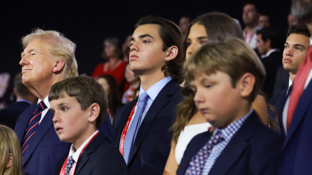 L'un des 10 petits-enfants de Trump grandit et ressemble beaucoup à Barron