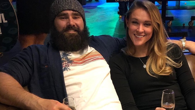 Jason et Kylie Kelce souriant