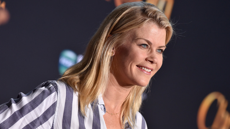 Alison Sweeney avec une raie sur le côté