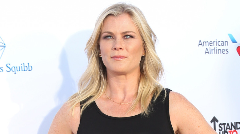 Alison Sweeney porte un débardeur noir